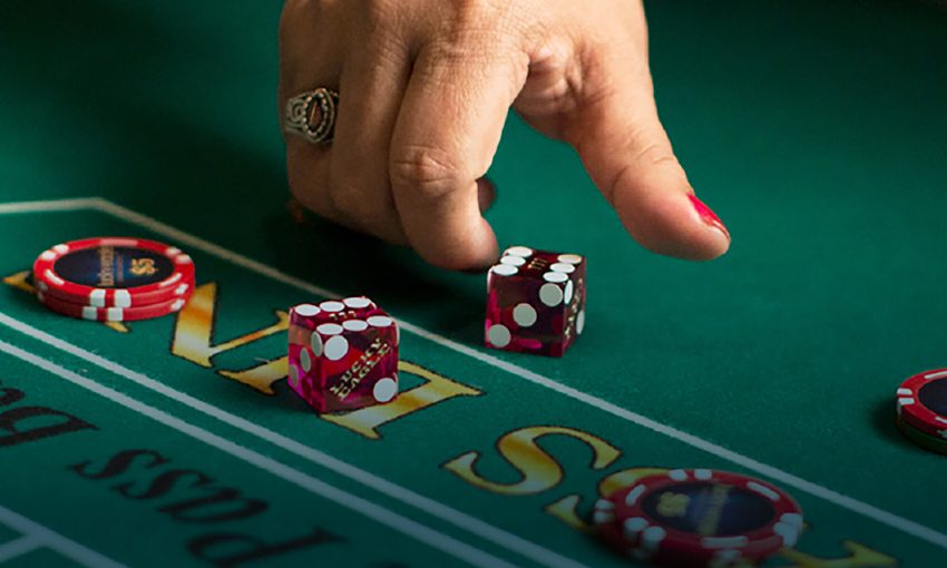 What casino tournaments teach about playing in team and solo?